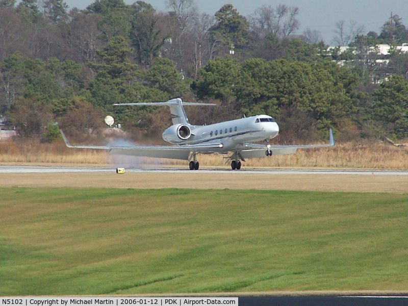 N5102, 1998 Gulfstream Aerospace G-V C/N 551, Smoking Tires Landing 20L