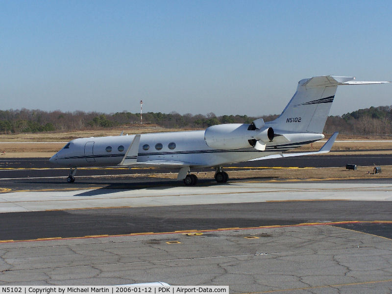 N5102, 1998 Gulfstream Aerospace G-V C/N 551, Taxing to Signature Air