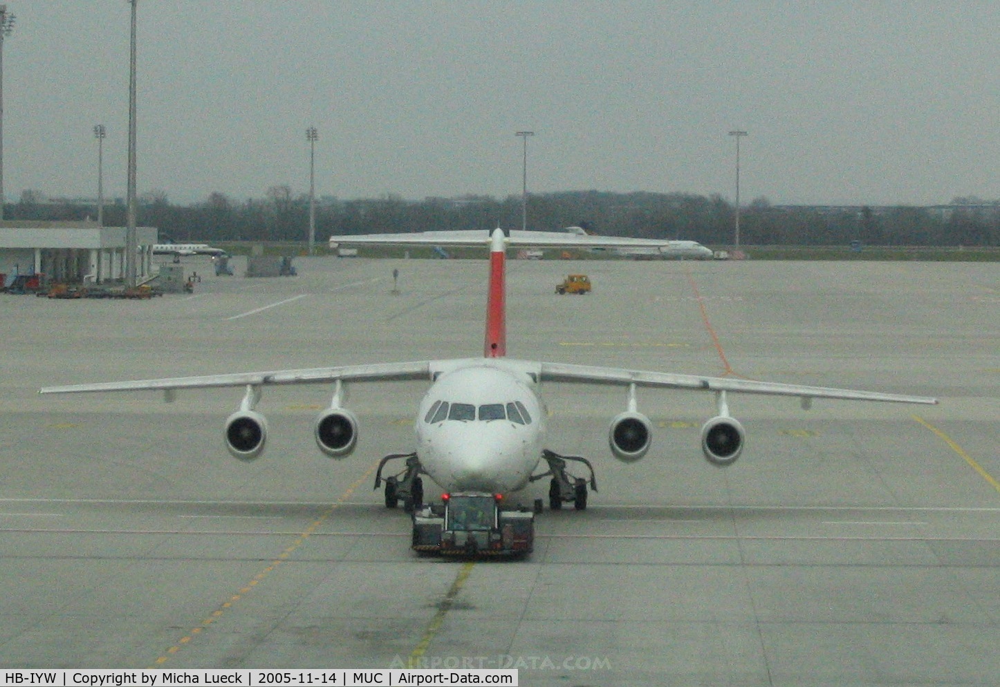 HB-IYW, 1999 British Aerospace Avro 146-RJ100 C/N E3359, Push-back at Munich