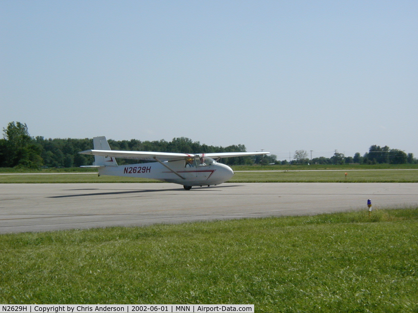 N2629H, 1976 Schweizer SGS 2-33A C/N 446, Landing at MNN