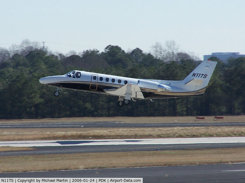 N11TS, 1999 Learjet 60 C/N 60-151, Departing PDK - Starting to rotate gear.