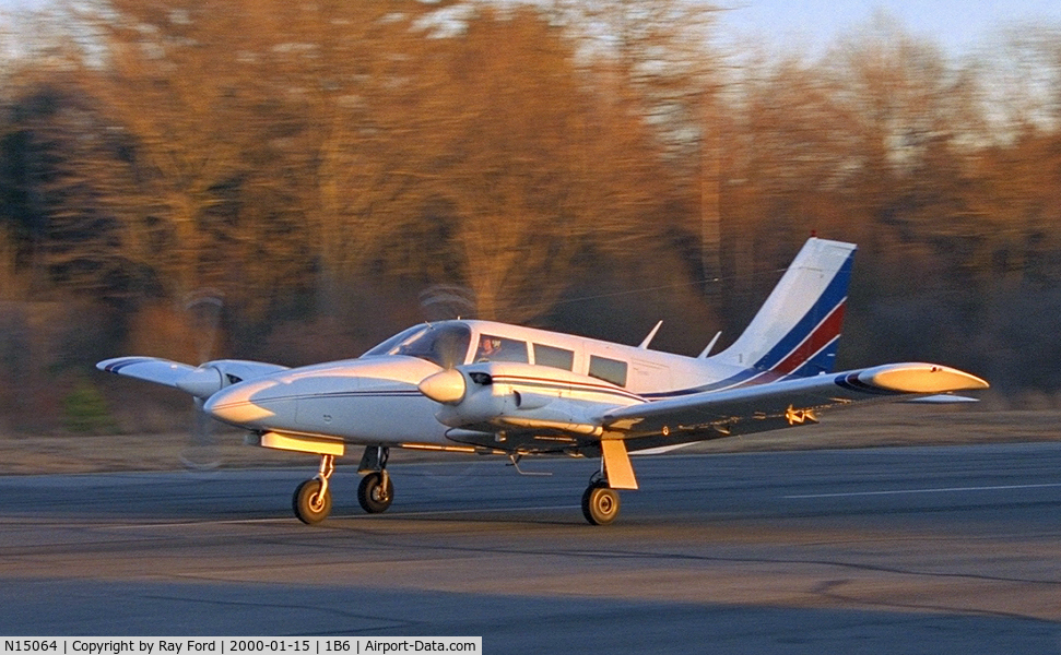 N15064, 1972 Piper PA-34-200 C/N 34-7350005, Piper Seneca I Sunset Landing at Hopedale (1B6)