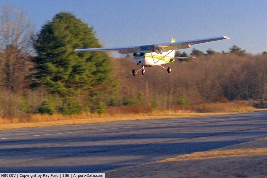 N8980V, 1974 Cessna 172M C/N 17264336, Skyhawk low pass at Hopedale