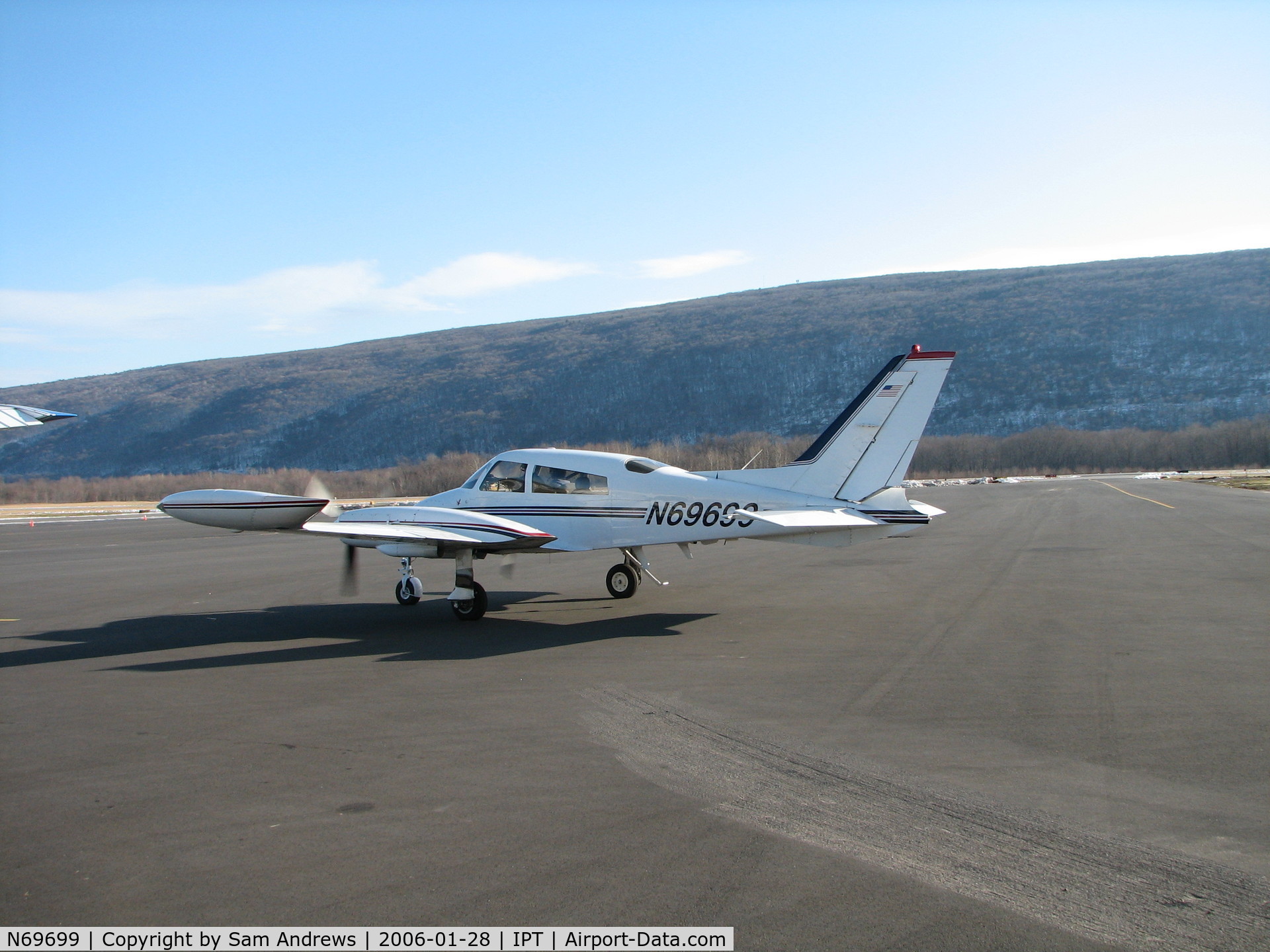 N69699, 1973 Cessna 310Q C/N 310Q0926, Departing IPT on a very nice day