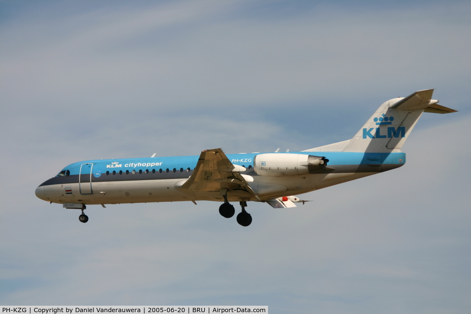 PH-KZG, 1996 Fokker 70 (F-28-0070) C/N 11578, landing on rnw 25L