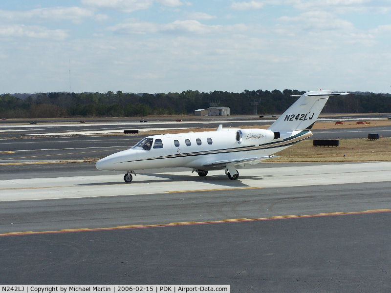 N242LJ, 1998 Cessna 525 CitationJet C/N 525-0242, Taxing to Epps Air Service