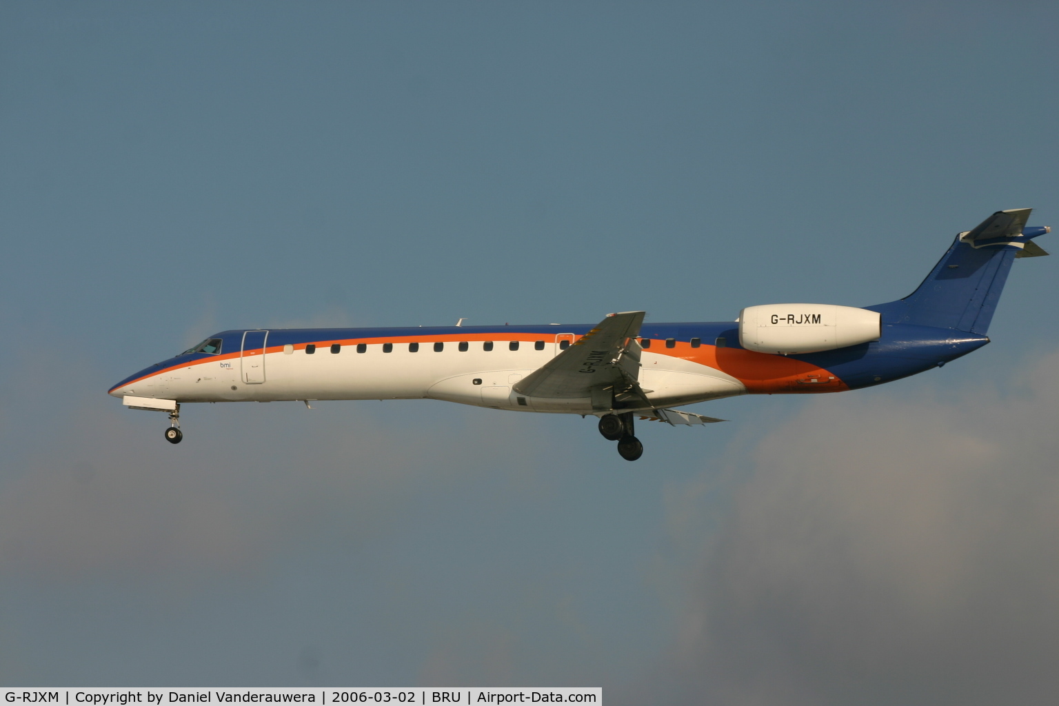 G-RJXM, 2000 Embraer ERJ-145MP (EMB-145MP) C/N 145216, short to land on rnw 25L