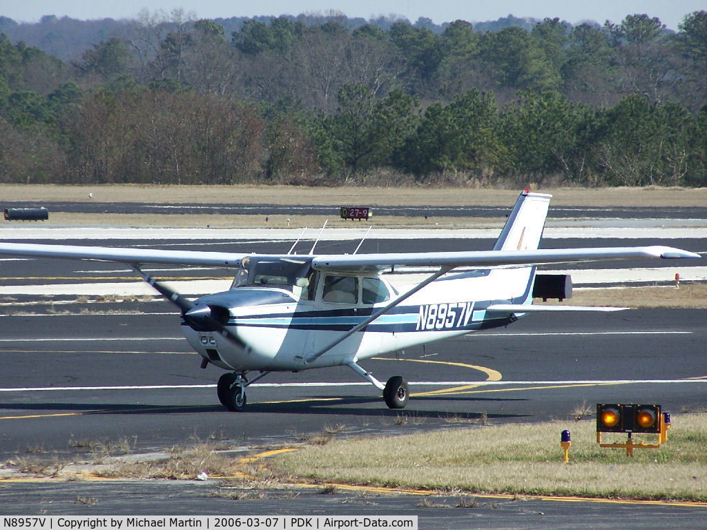 N8957V, 1974 Cessna 172M C/N 17264313, Taxing back from flight
