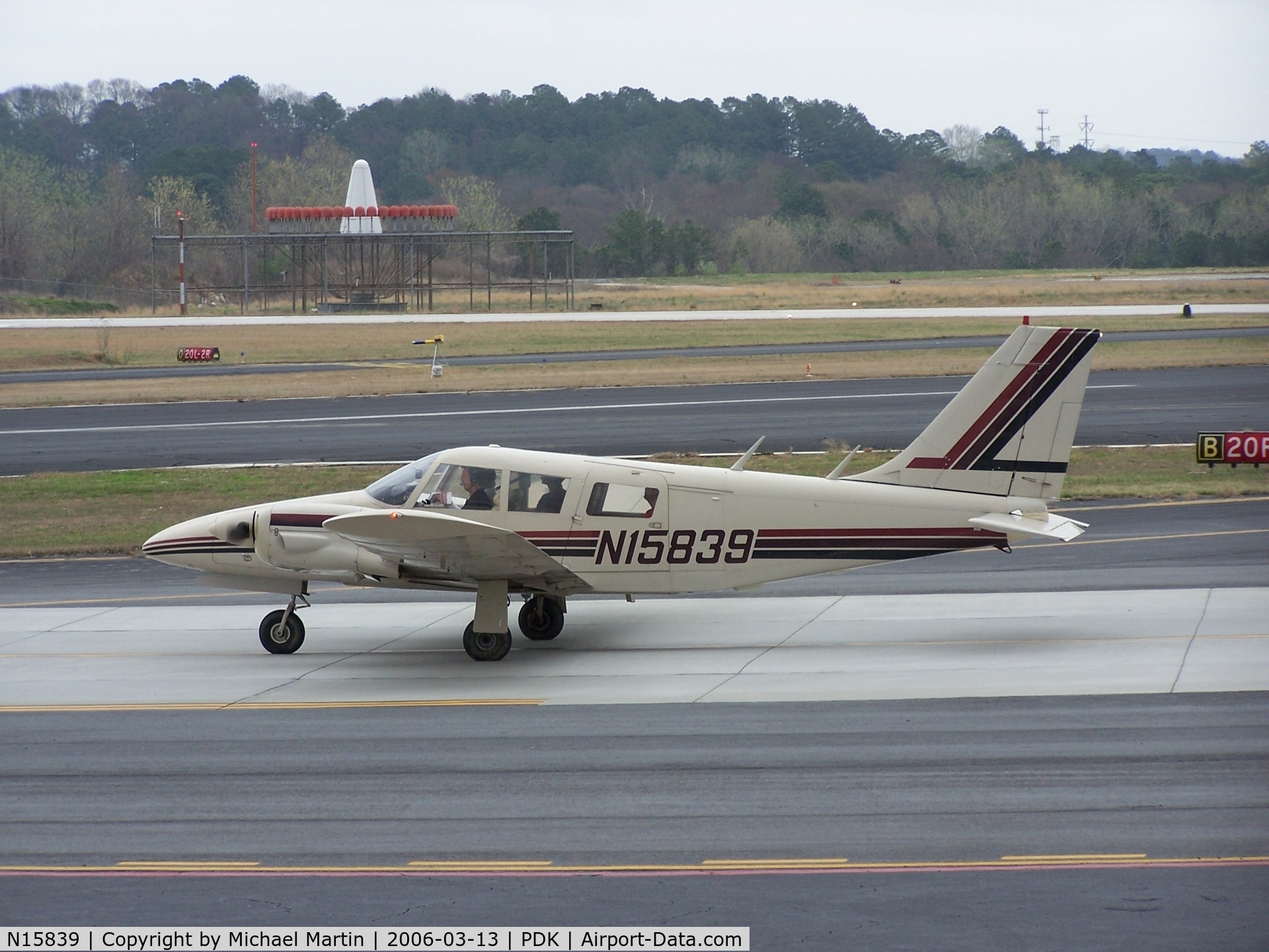 N15839, 1972 Piper PA-34-200 C/N 34-7350100, Taxing back from flight