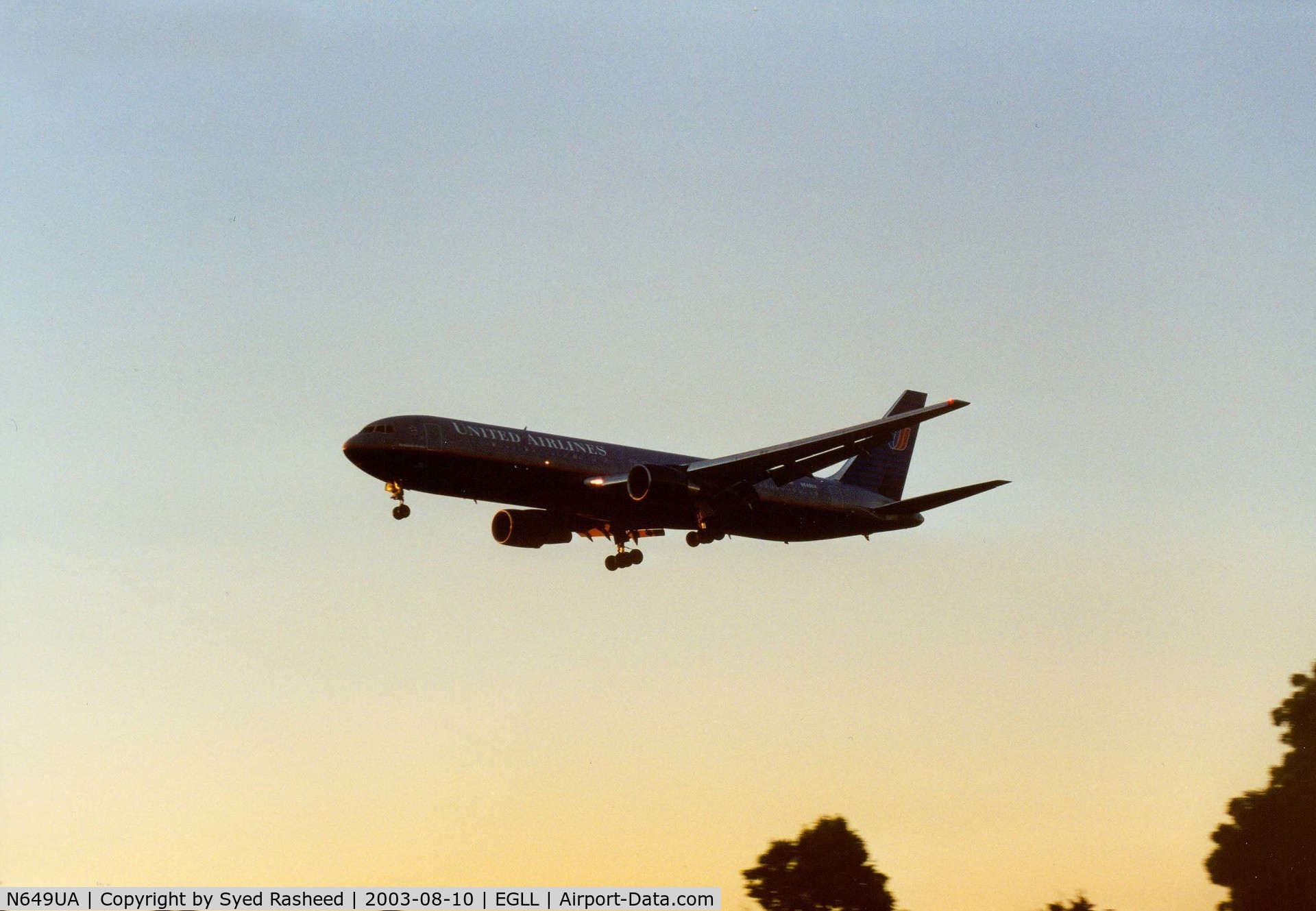 N649UA, 1992 Boeing 767-322 C/N 25286, United B767 dusk landing Rwy 27L