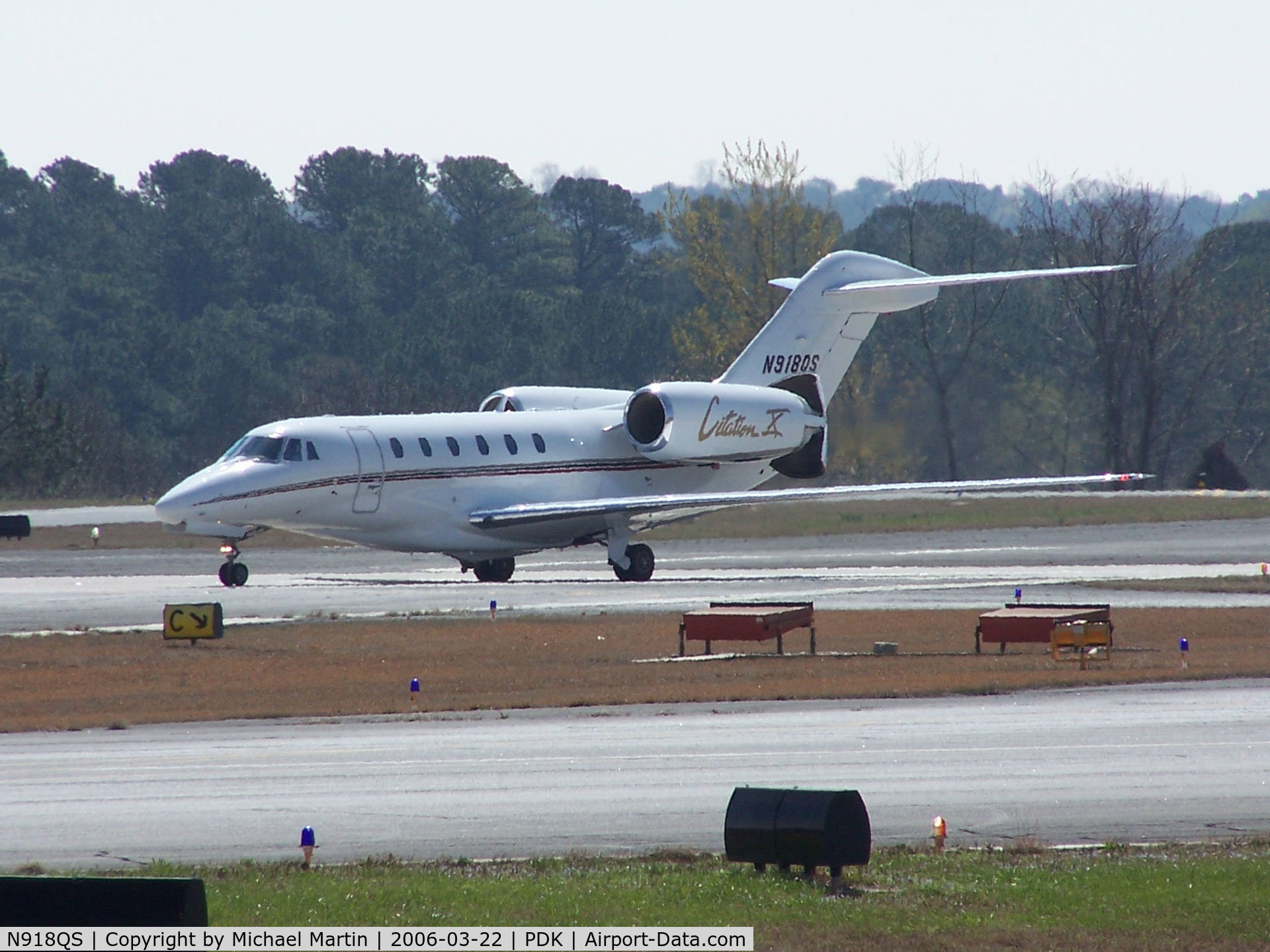 N918QS, 2003 Cessna 750 Citation X Citation X C/N 750-0223, Landing PDK on 2R with airbrakes extended