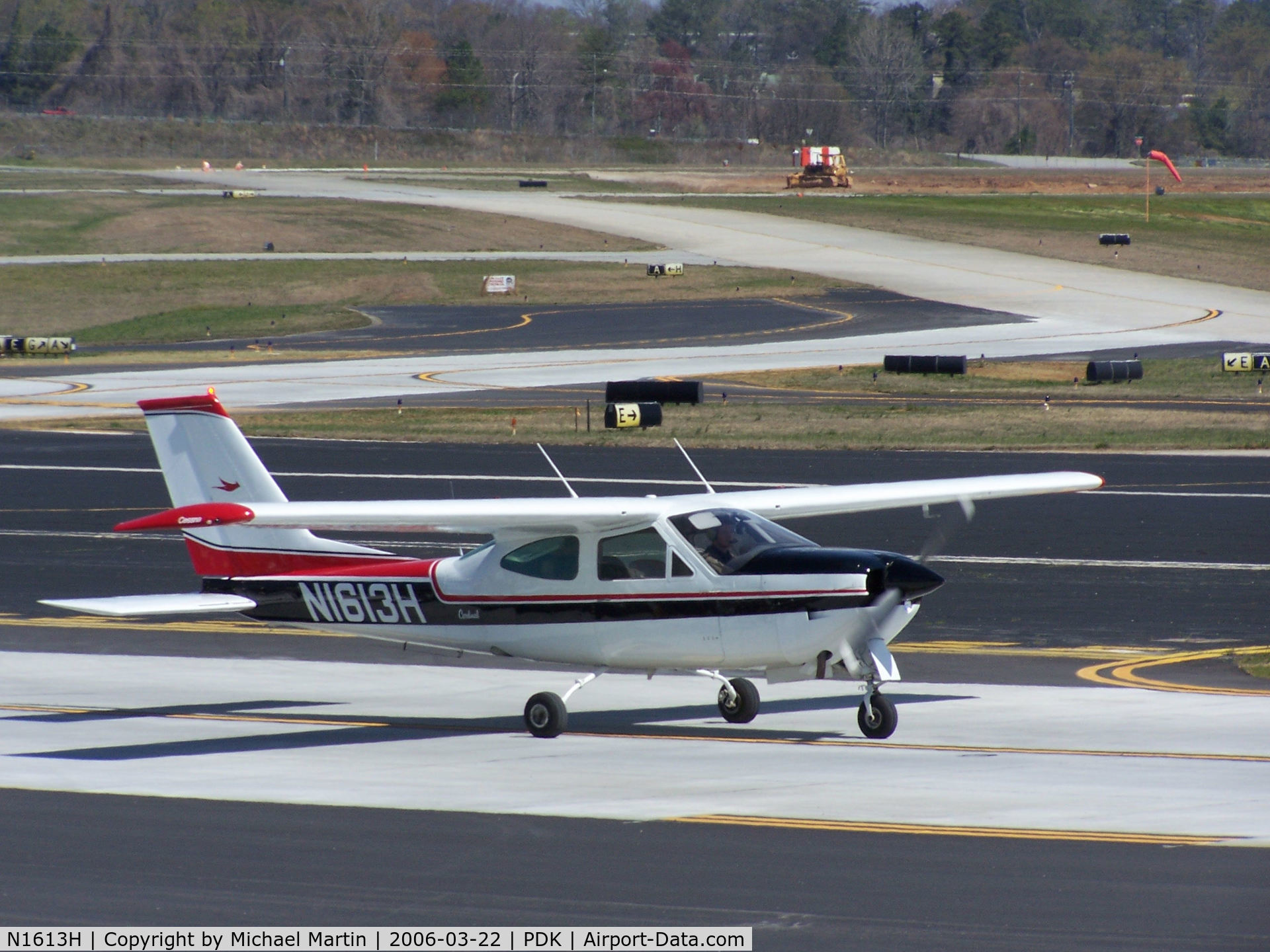 N1613H, 1975 Cessna 177RG Cardinal C/N 177RG0786, Taxing to Runway 2L