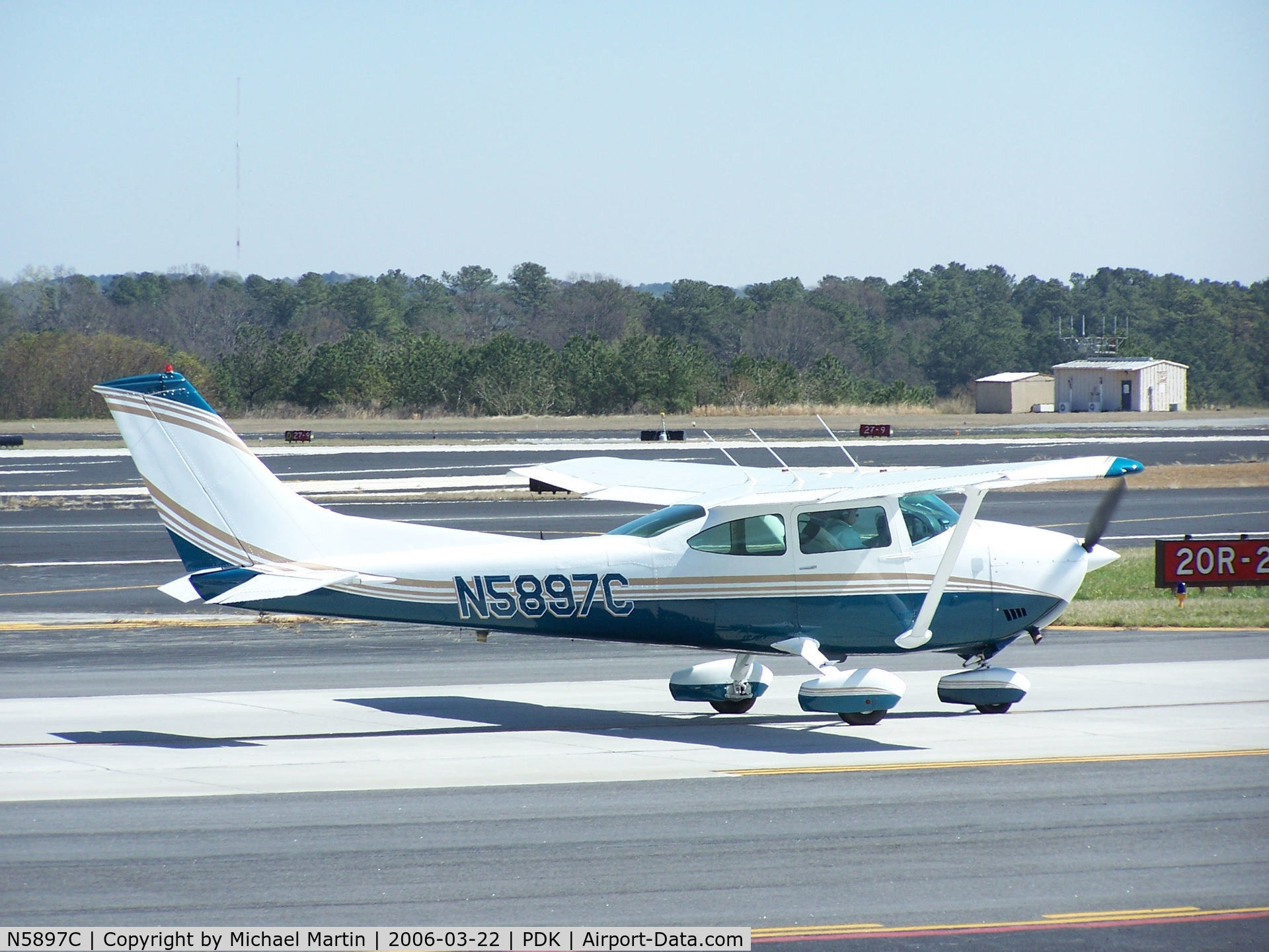 N5897C, 1973 Cessna 182P Skylane C/N 18262437, Taxing to Runway 2R