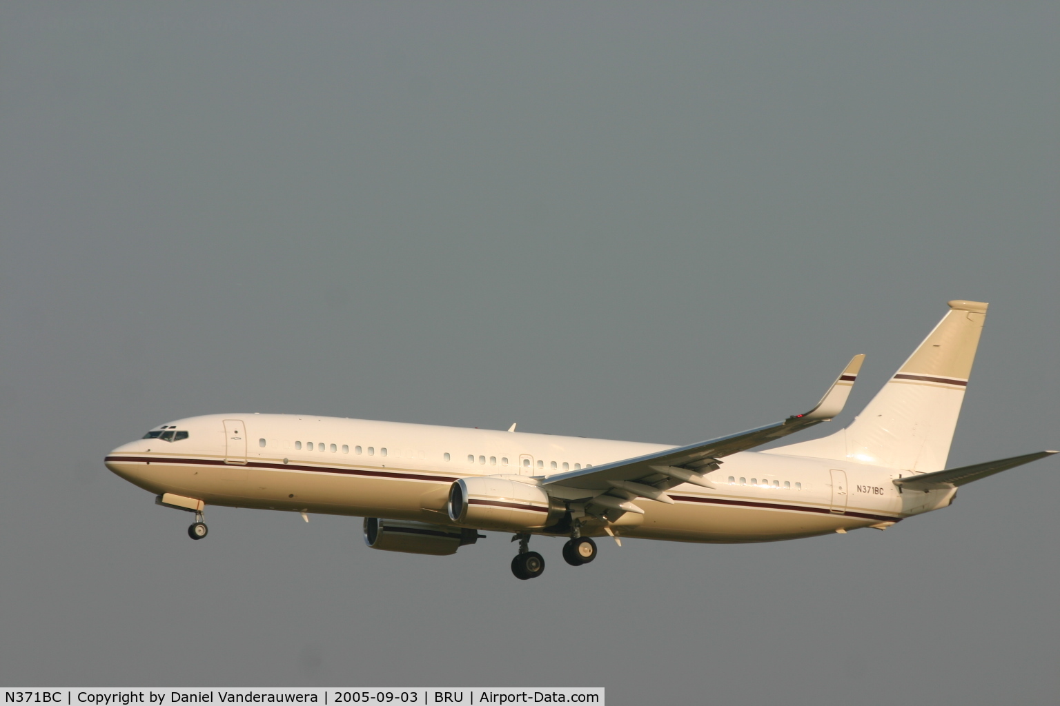 N371BC, 2001 Boeing 737-8EF/W BBJ C/N 32971, arrival at dusk on rnw 02