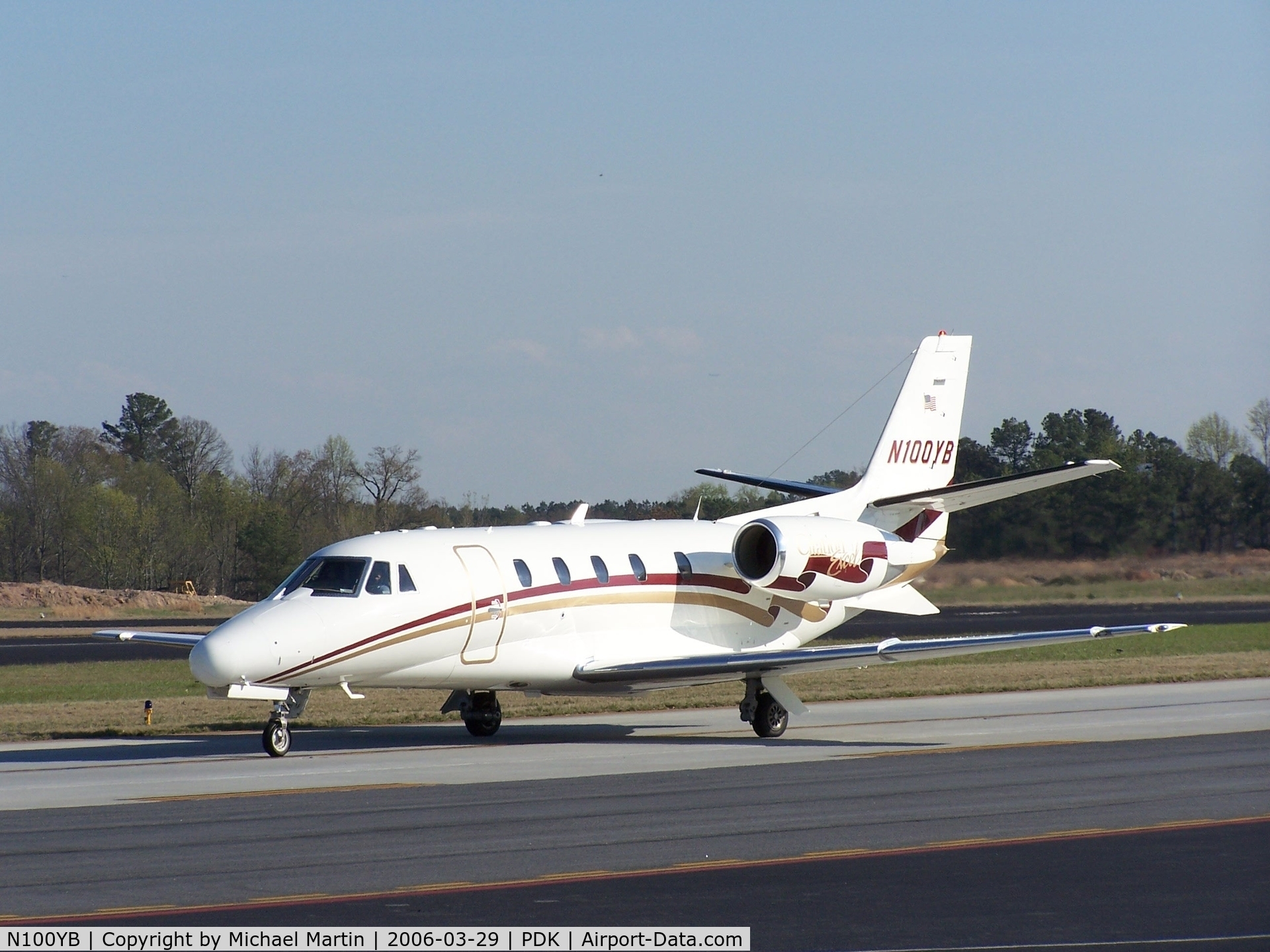 N100YB, Cessna 560XL Citation Excel C/N 560-5136, Taxing to Epps Air Service