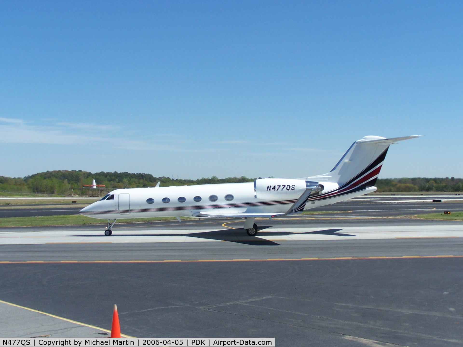 N477QS, 1999 Gulfstream Aerospace G-IV C/N 1377, Taxing to Signature Air