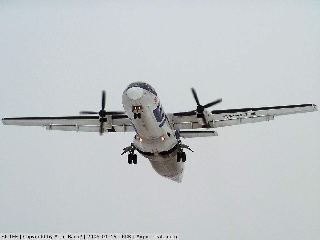 SP-LFE, 1992 ATR 72-202 C/N 328, EuroLOT - landing on rwy 25