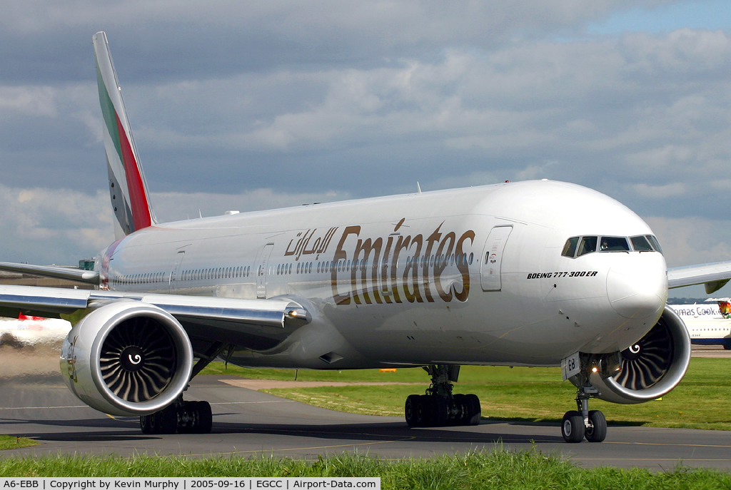 A6-EBB, 2005 Boeing 777-36N/ER C/N 32789, Passing the viewing mound.
