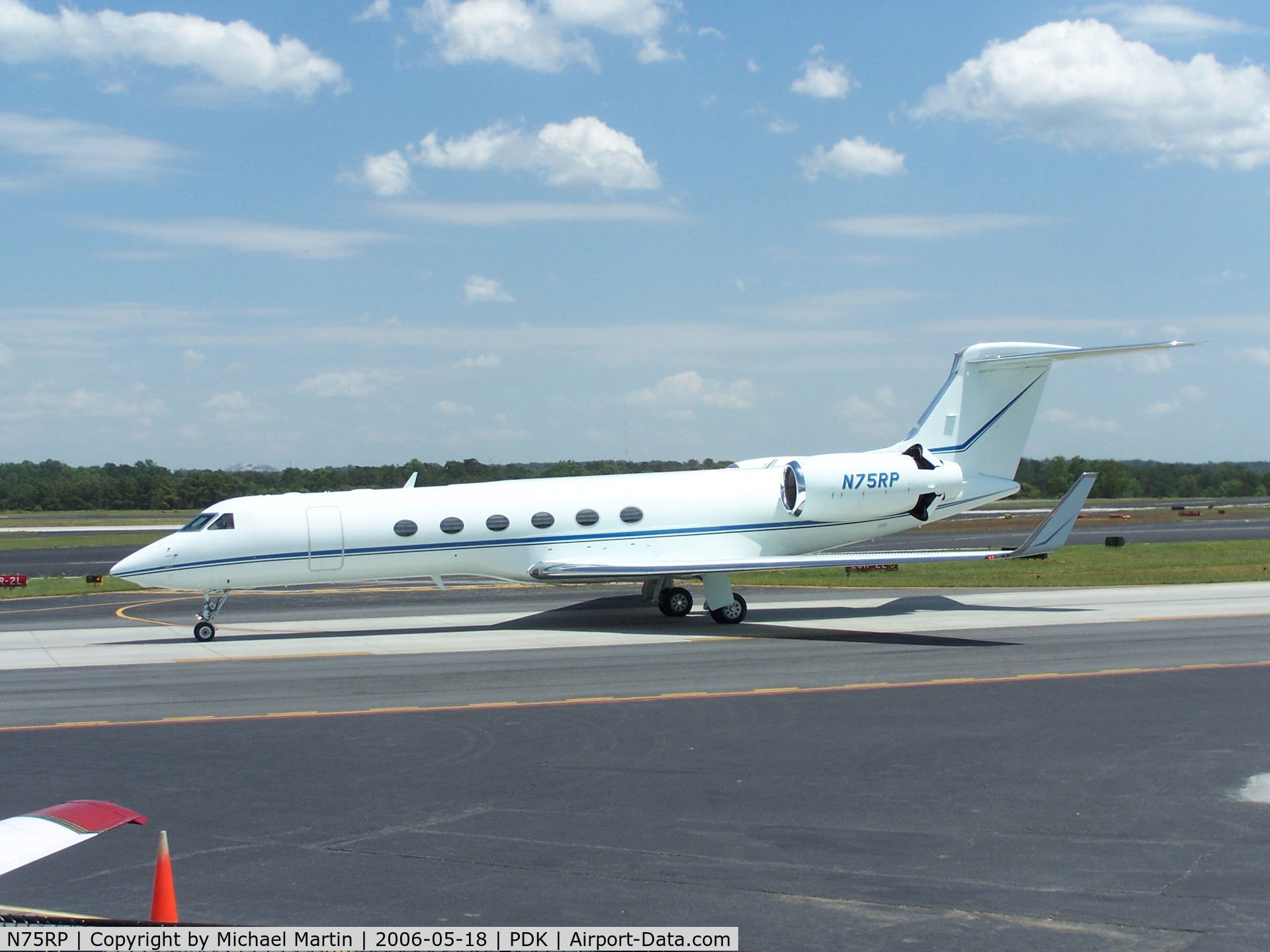 N75RP, 1997 Gulfstream Aerospace G-V C/N 528, Taxing to Epps Air Service