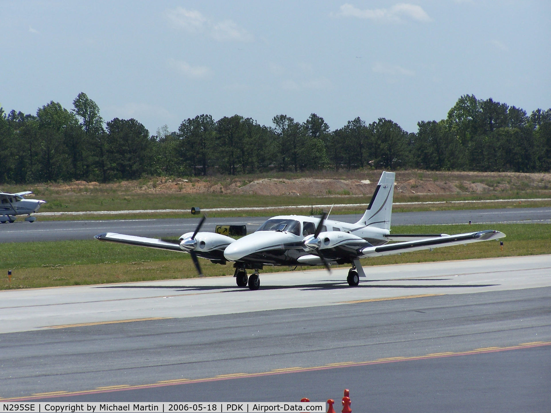 N295SE, 2003 Piper PA-34-220T Seneca C/N 3449295, Taxing back from flight