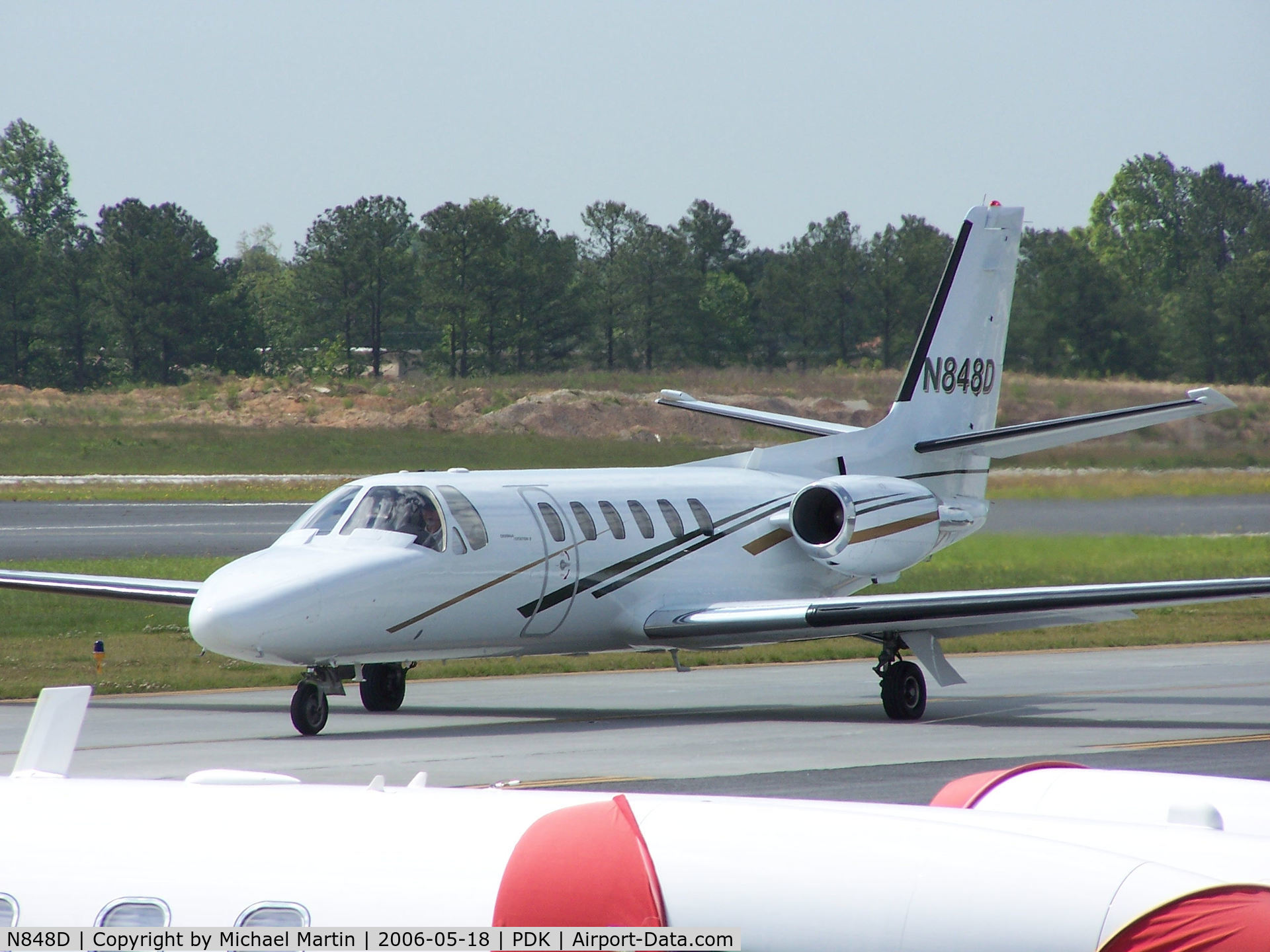 N848D, 1978 Cessna 550 Citation II C/N 550-0039, Taxing to 20L past other aircraft