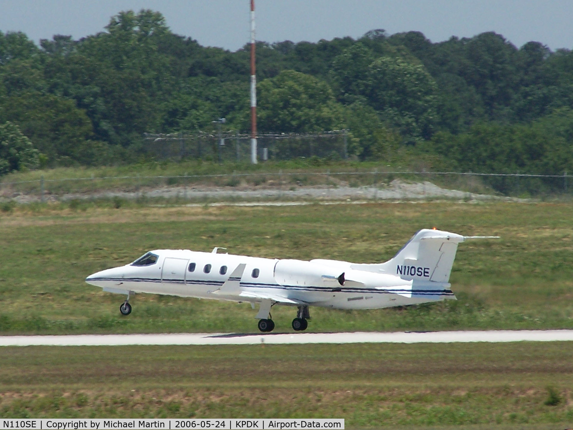 N110SE, 2000 Learjet 31A C/N 217, Departing on 2R enroute to KMEM