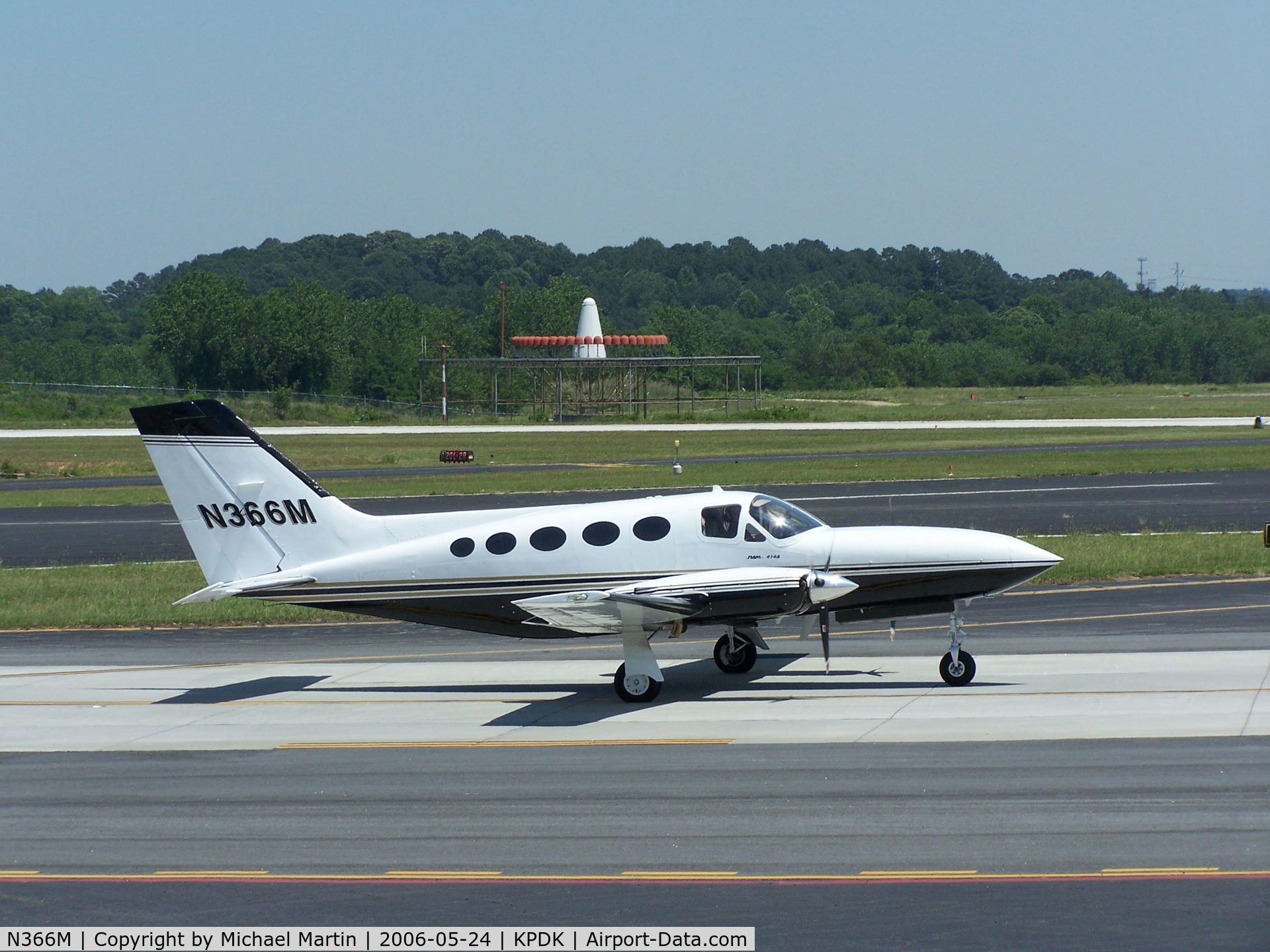 N366M, Cessna 414A Chancellor C/N 414A0026, Taxing to Mercury Air Center
