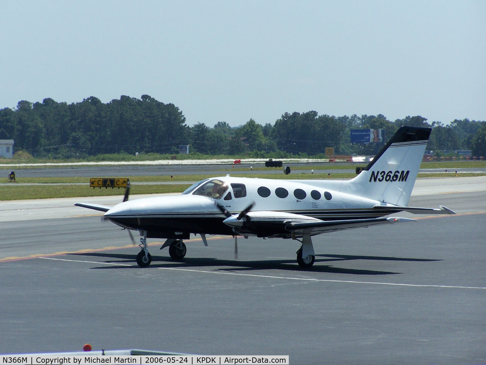 N366M, Cessna 414A Chancellor C/N 414A0026, Stopping @ Mercury Air Center