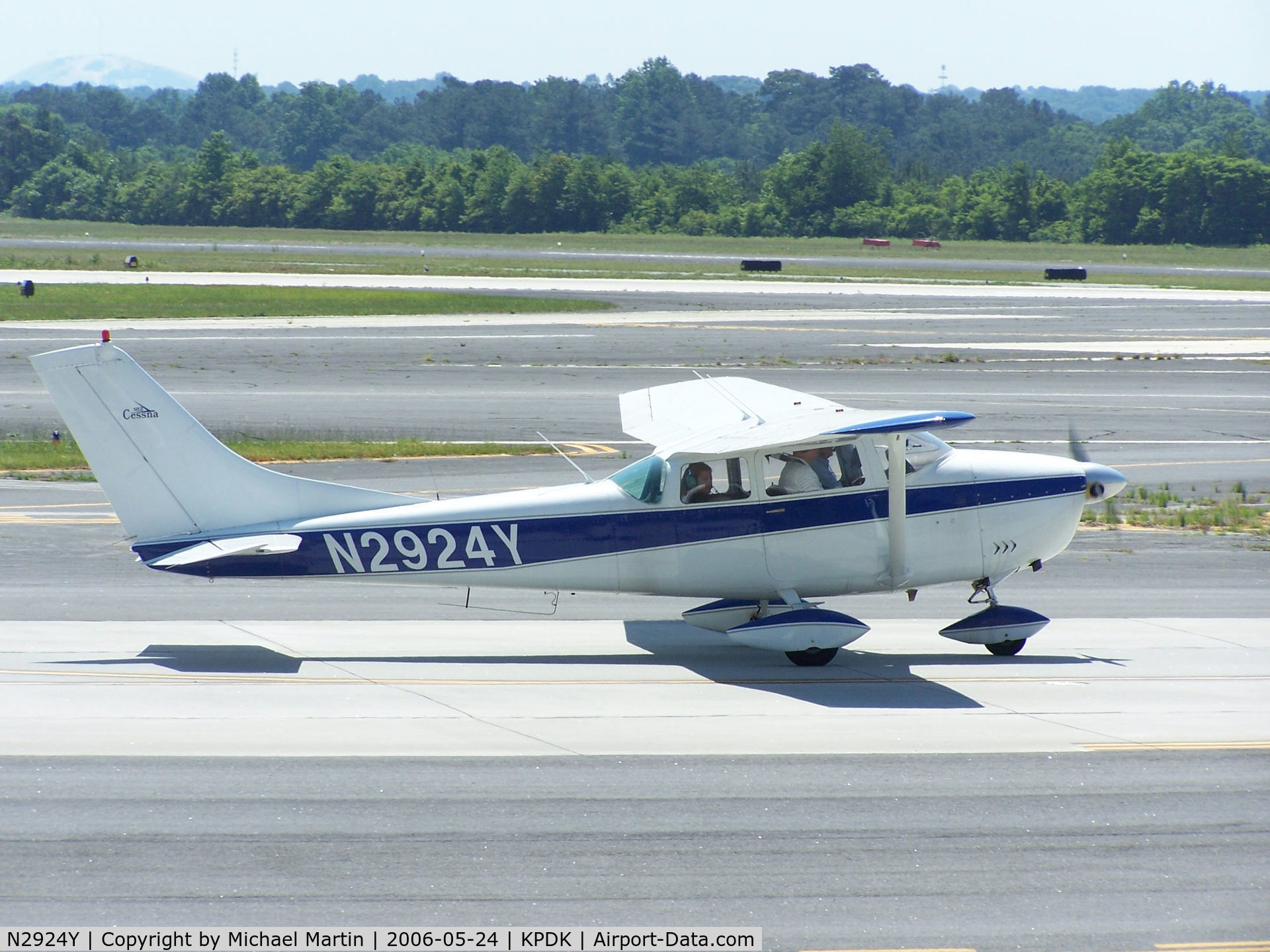 N2924Y, 1962 Cessna 182E Skylane C/N 18253924, Taxing to Runway 2L