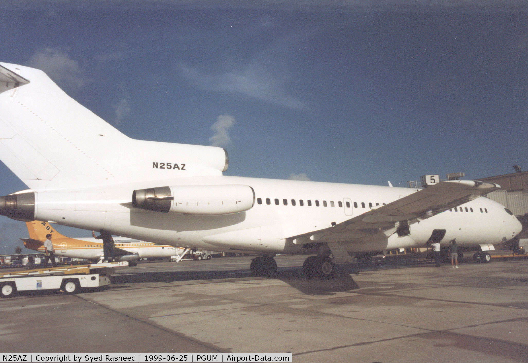 N25AZ, 1965 Boeing 727-30 C/N 18370, Loading luggage for flight to Pohnpei