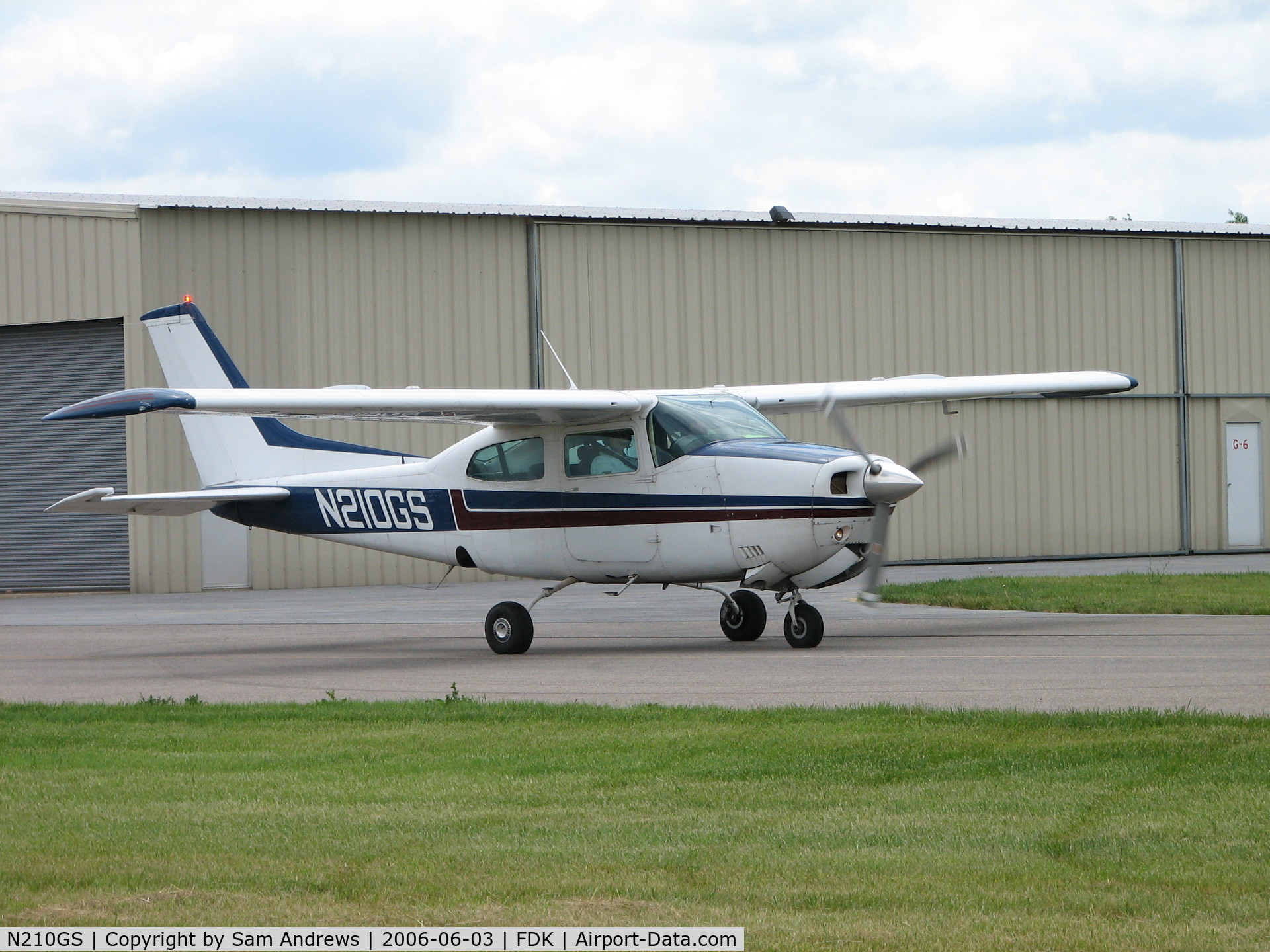 N210GS, 1976 Cessna 210L Centurion C/N 21061283, still taxiing