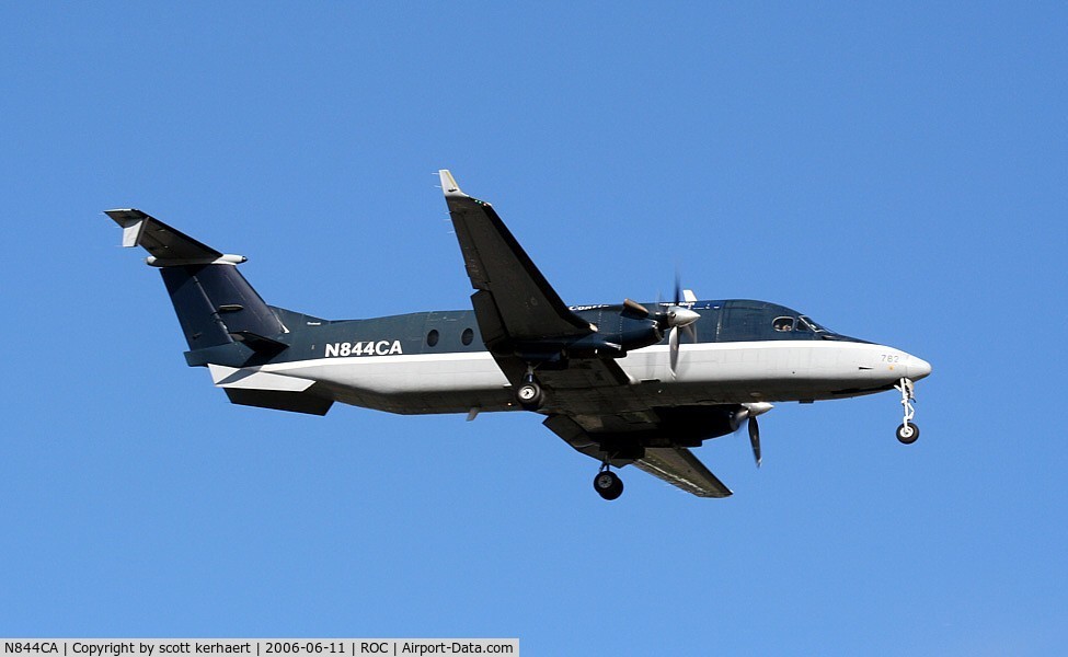 N844CA, 1993 Beech 1900D C/N UE-45, landing 22