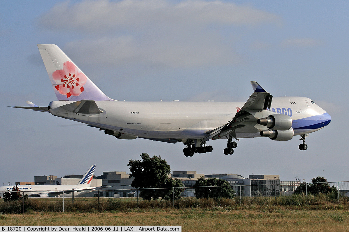 B-18720, 2005 Boeing 747-409F/SCD C/N 33733, China Airlines Cargo B-18720 seconds from touchdown on RWY 24R.
