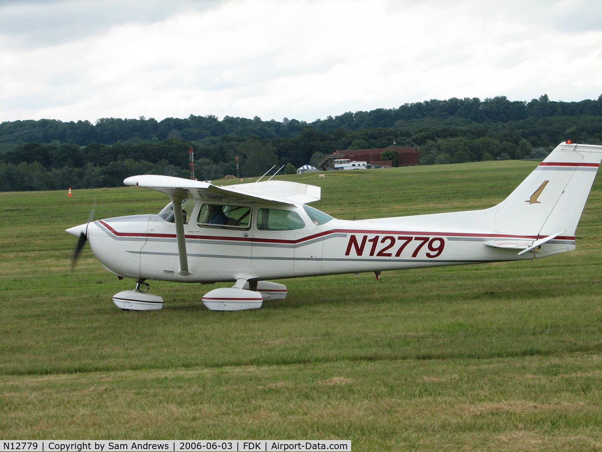 N12779, 1973 Cessna 172M Skyhawk C/N 17262252, Taxiing to parking at FDK
