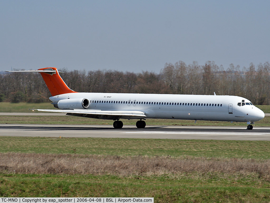 TC-MNO, 1982 McDonnell Douglas MD-82 (DC-9-82) C/N 49138, Landing on runway 16