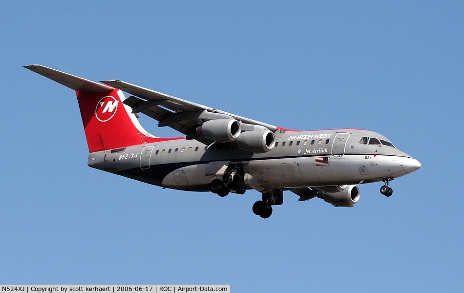 N524XJ, 1999 British Aerospace Avro 146-RJ85A C/N E2349, landing 22