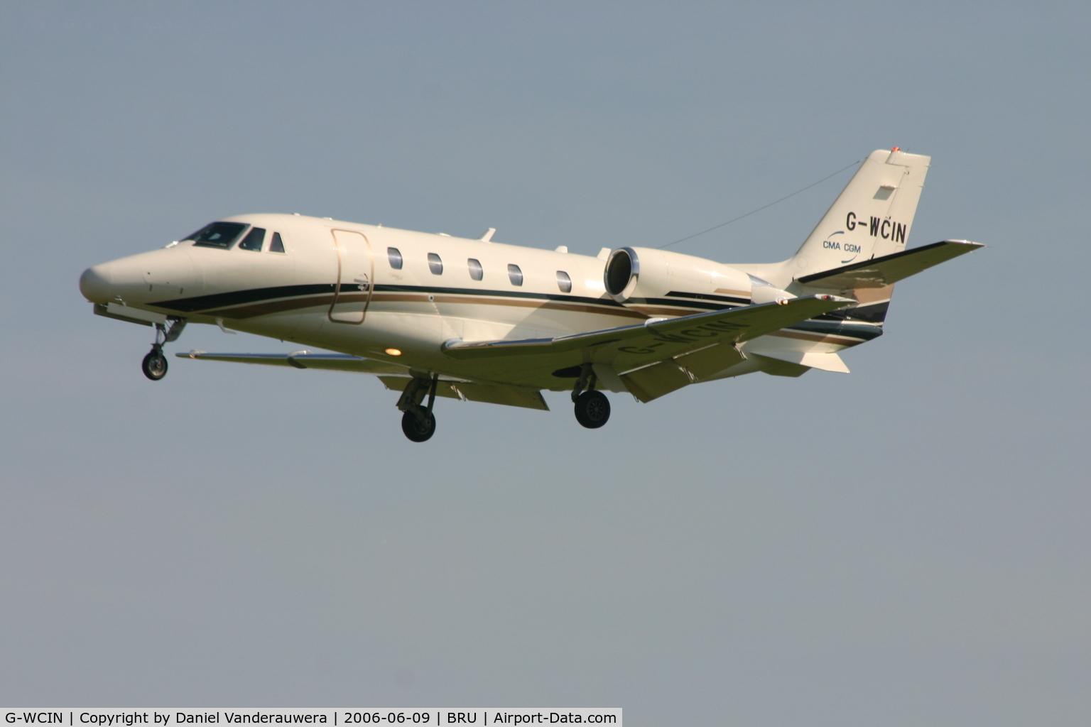 G-WCIN, 2000 Cessna 560XL Citation Excel C/N 560-5088, short before landing on rwy 25L