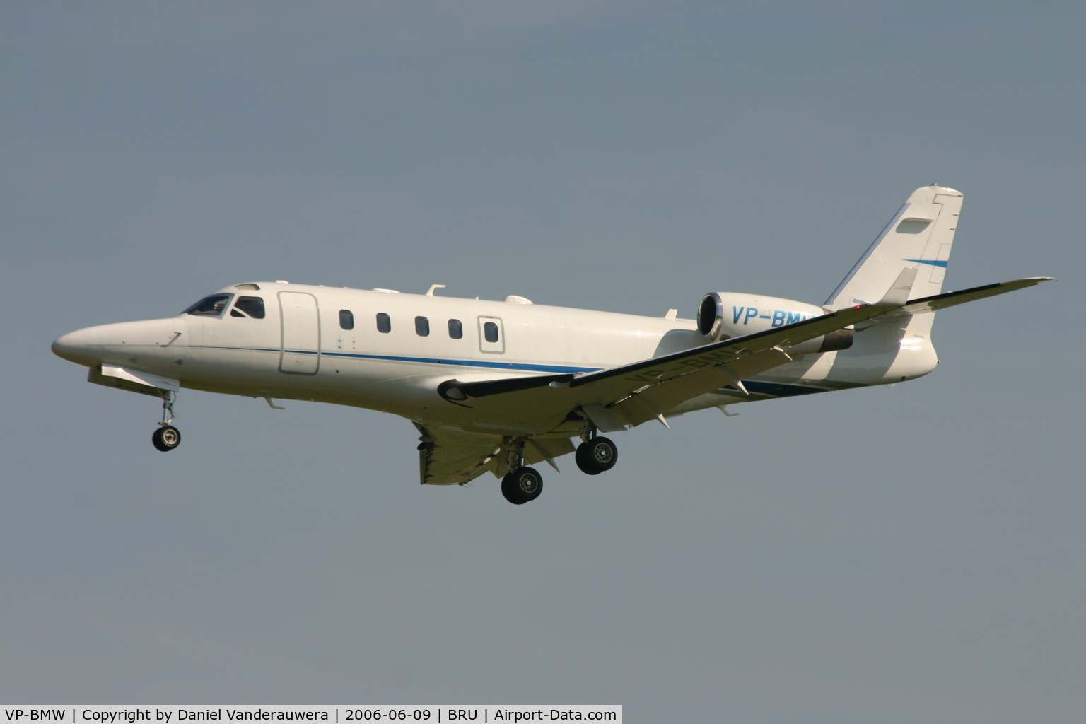 VP-BMW, Gulfstream Aerospace G100 C/N 146, short to land on rwy 25L