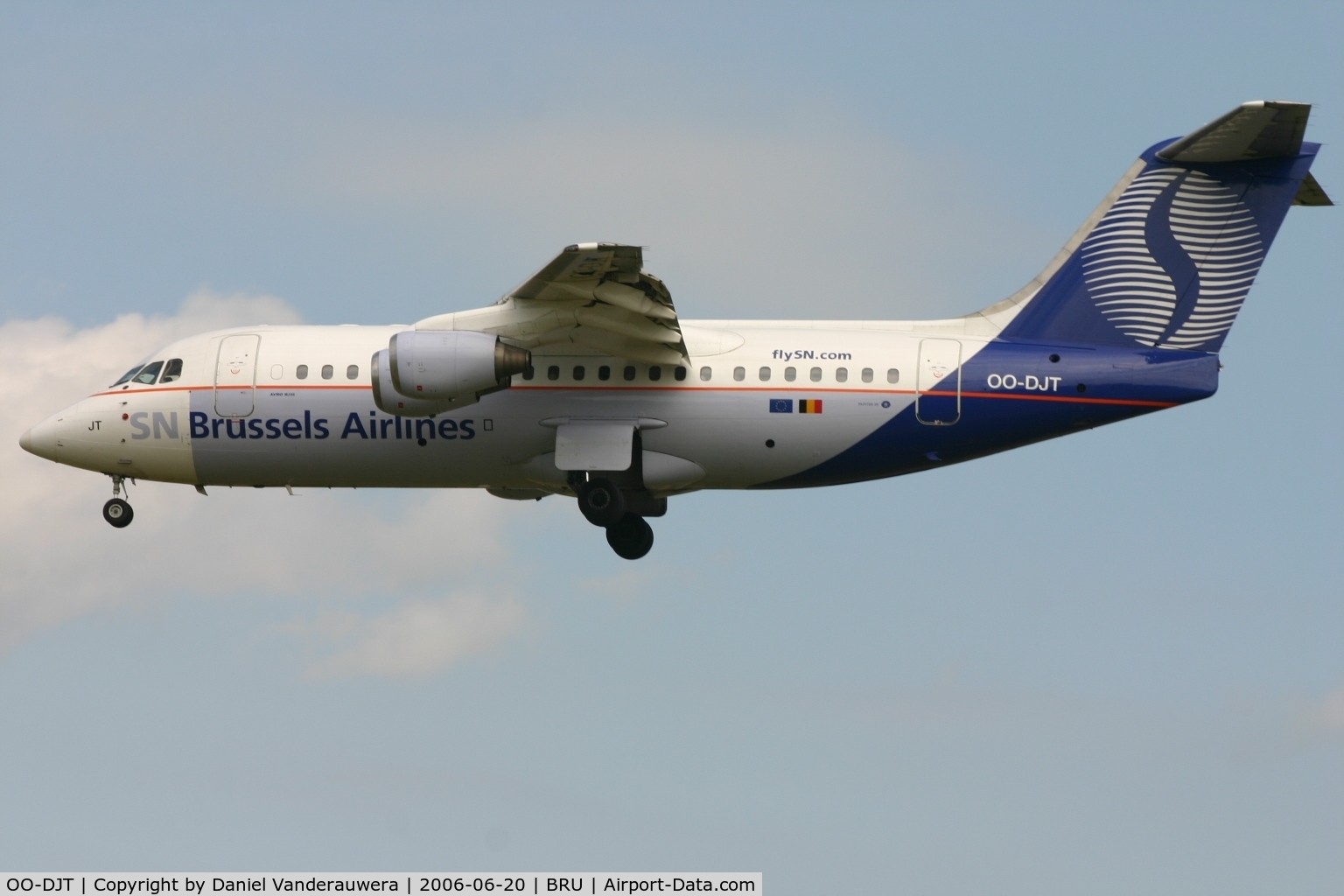 OO-DJT, 1996 British Aerospace Avro 146-RJ85 C/N E.2294, short to land on rwy 25L for flight SN2038