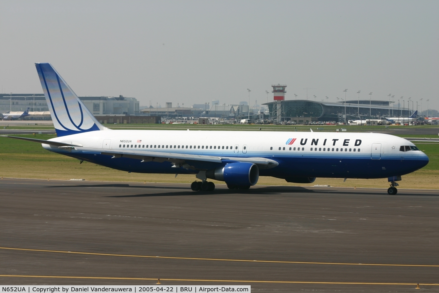 N652UA, 1992 Boeing 767-322 C/N 25390, taxiing to RWY 25R to fly back home - note the old control tower now destroyed