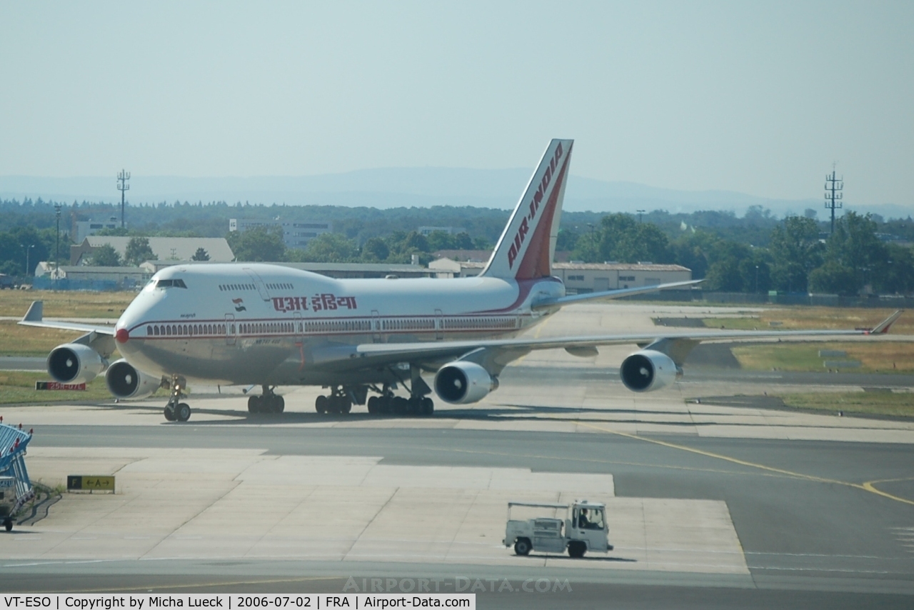 VT-ESO, 1993 Boeing 747-437 C/N 27165, Taxiing to the gate