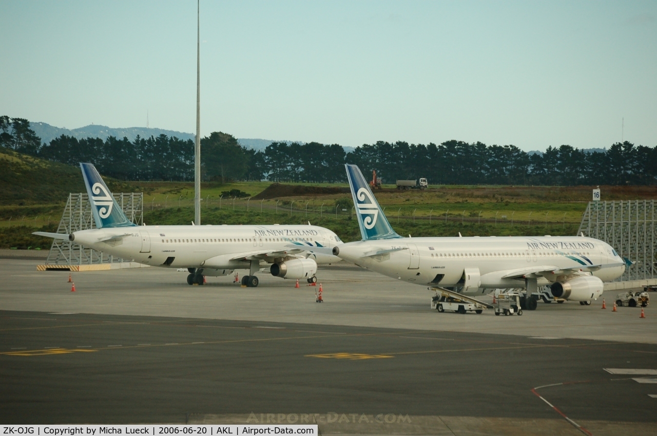ZK-OJG, 2004 Airbus A320-232 C/N 2173, Twins ZK-OJG and ZK-OJH at Auckland
