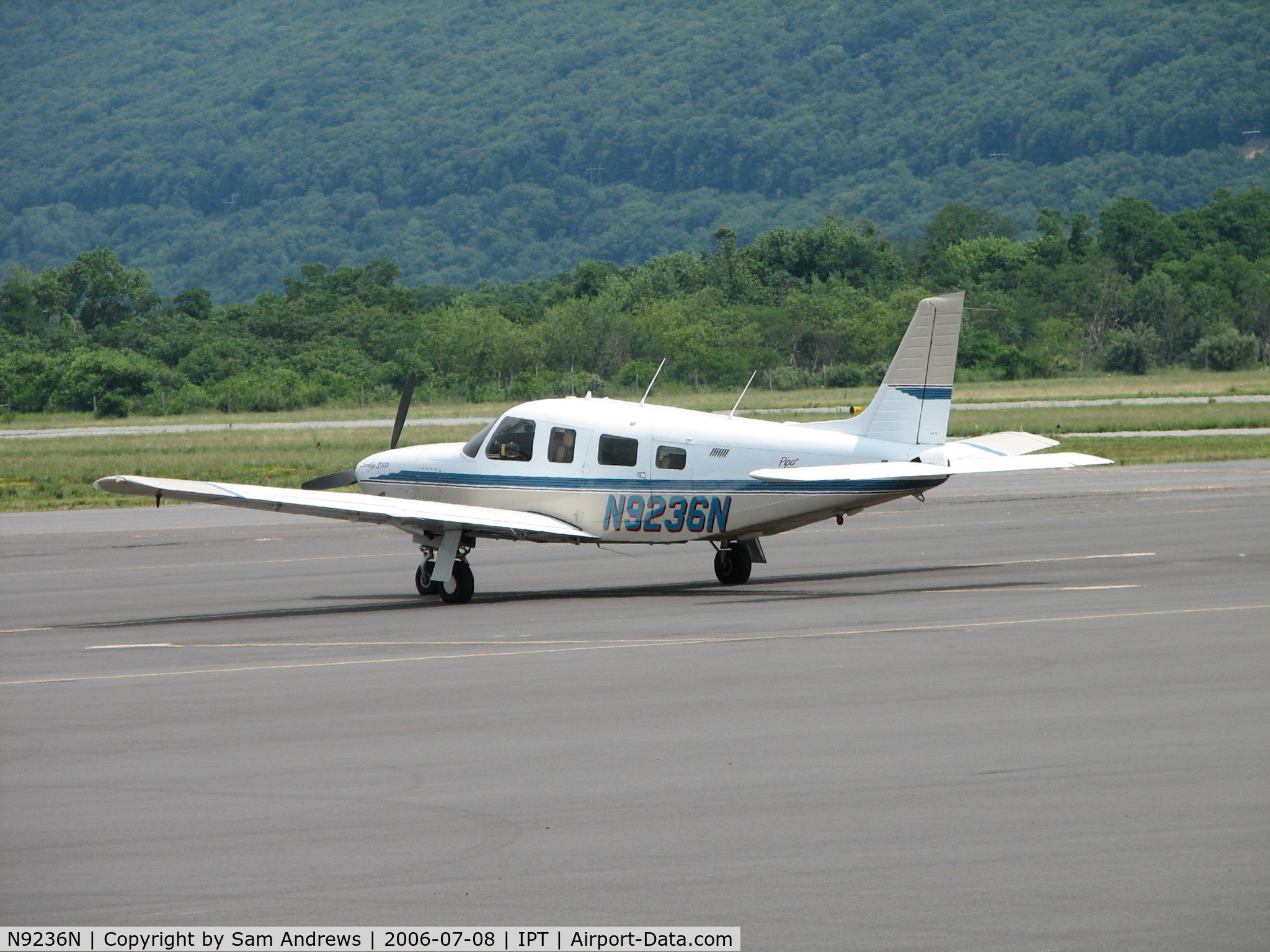 N9236N, 1993 Piper PA-32R-301 C/N 3213068, GA Ramp at Williamsport