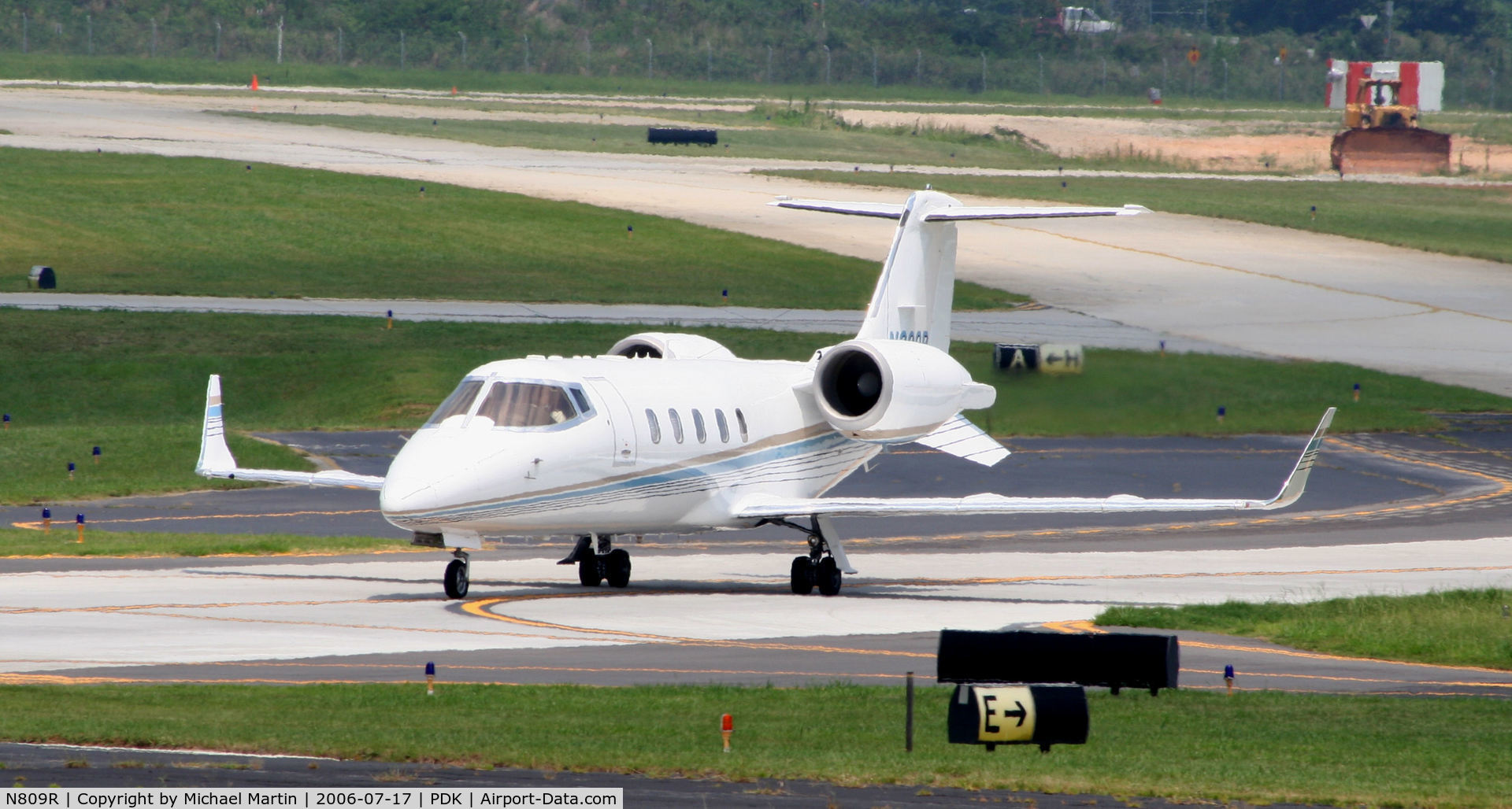 N809R, 1980 Learjet Inc 60 C/N 146, Taxing to Jet Fueling for a top off