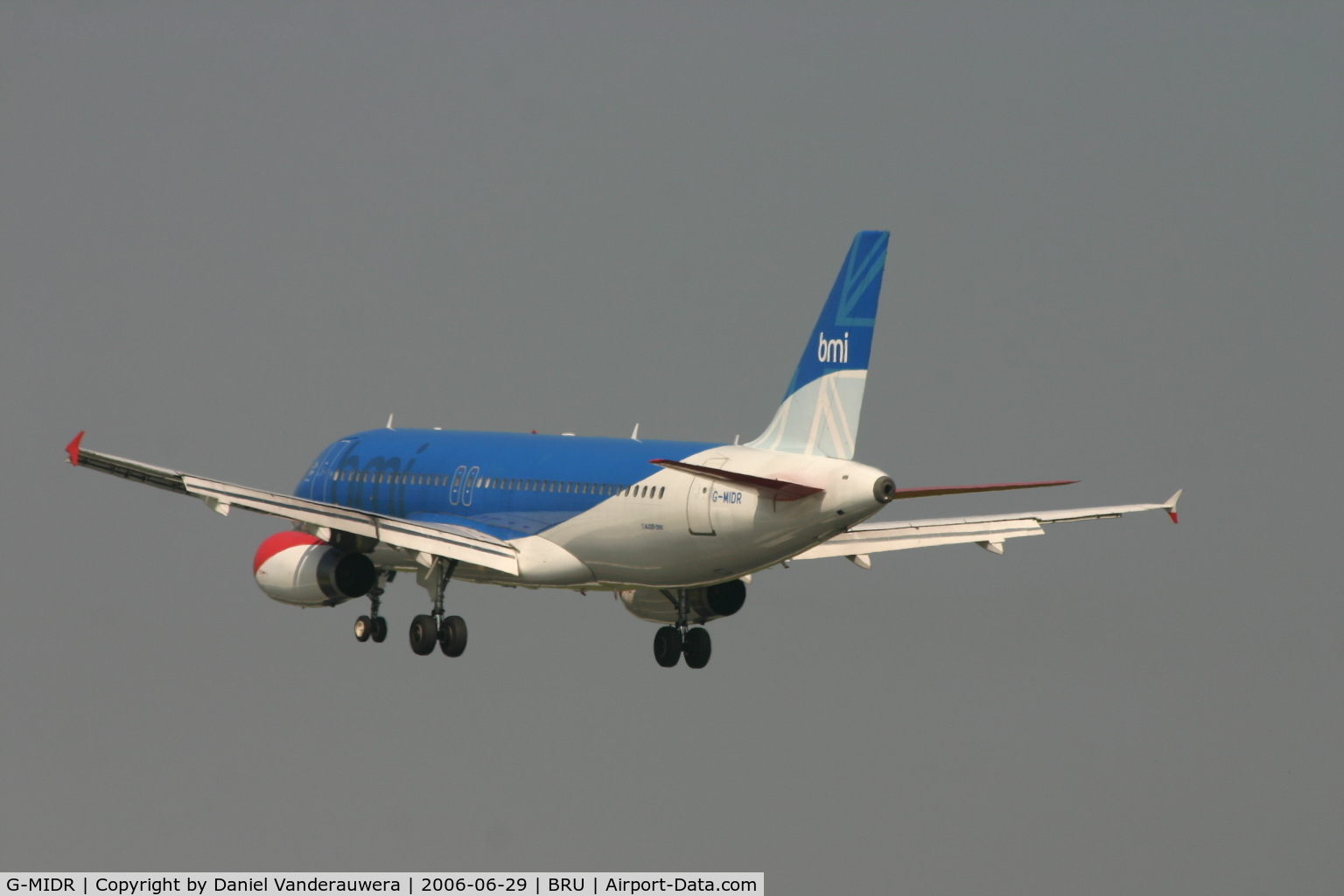 G-MIDR, 2002 Airbus A320-232 C/N 1697, several seconds before touching rwy 25L
