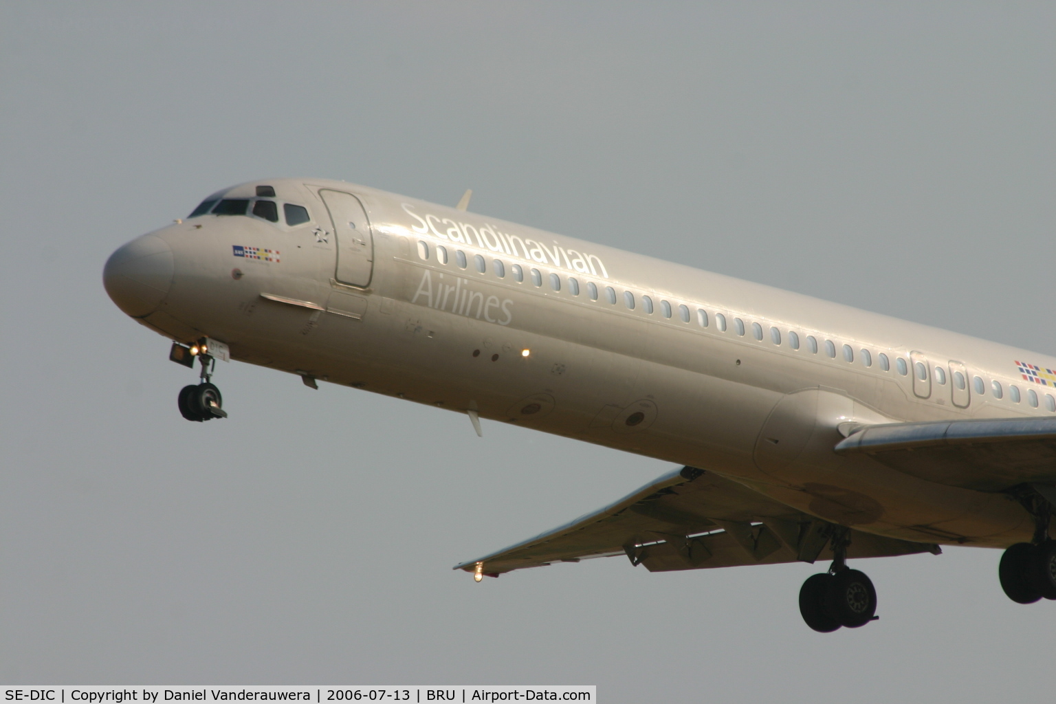 SE-DIC, McDonnell Douglas MD-87 (DC-9-87) C/N 49607, flight SK593 is about to land on rwy 25L