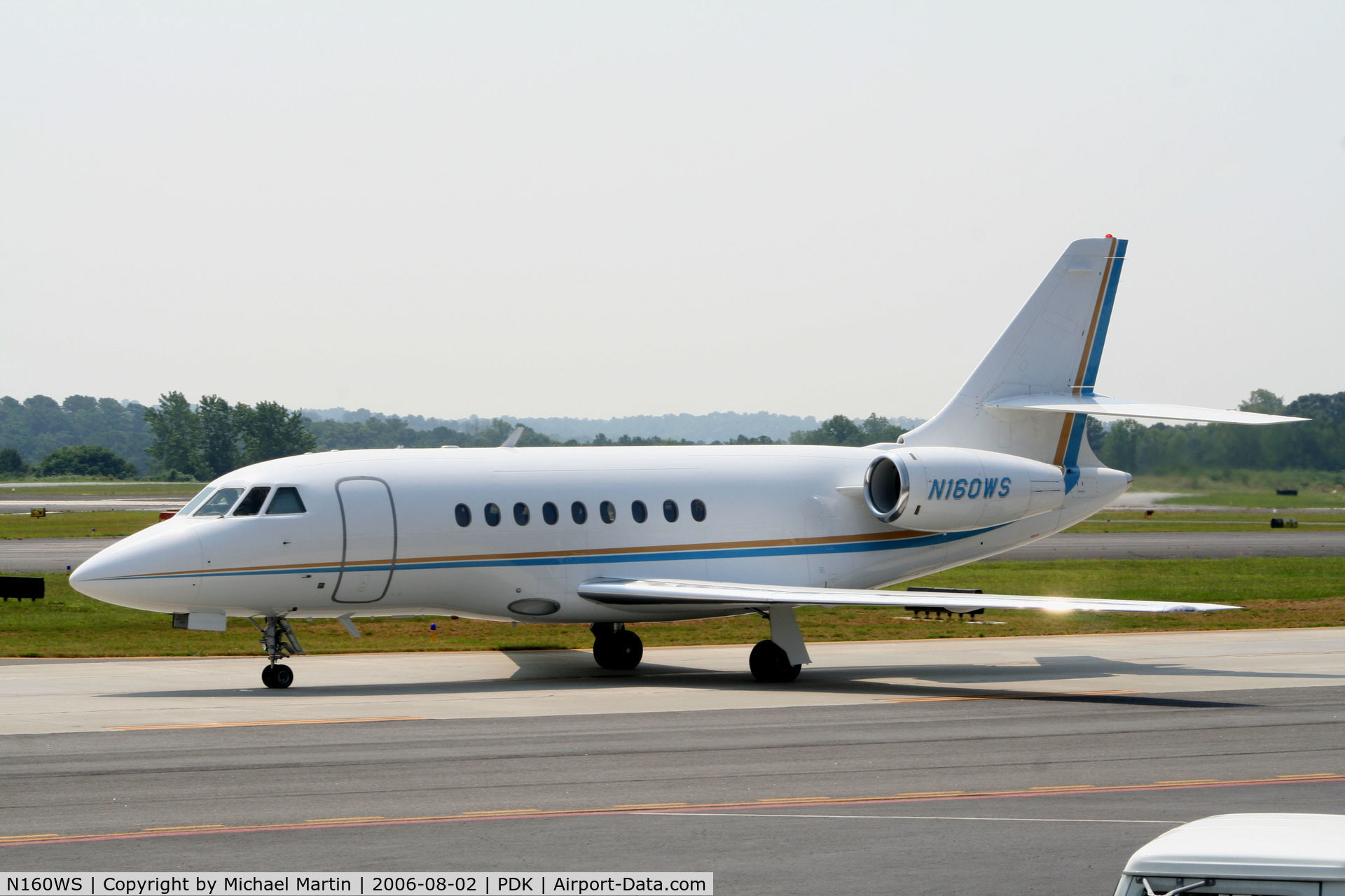 N160WS, 1996 Dassault Falcon 2000 C/N 28, Taxing to Signature Air