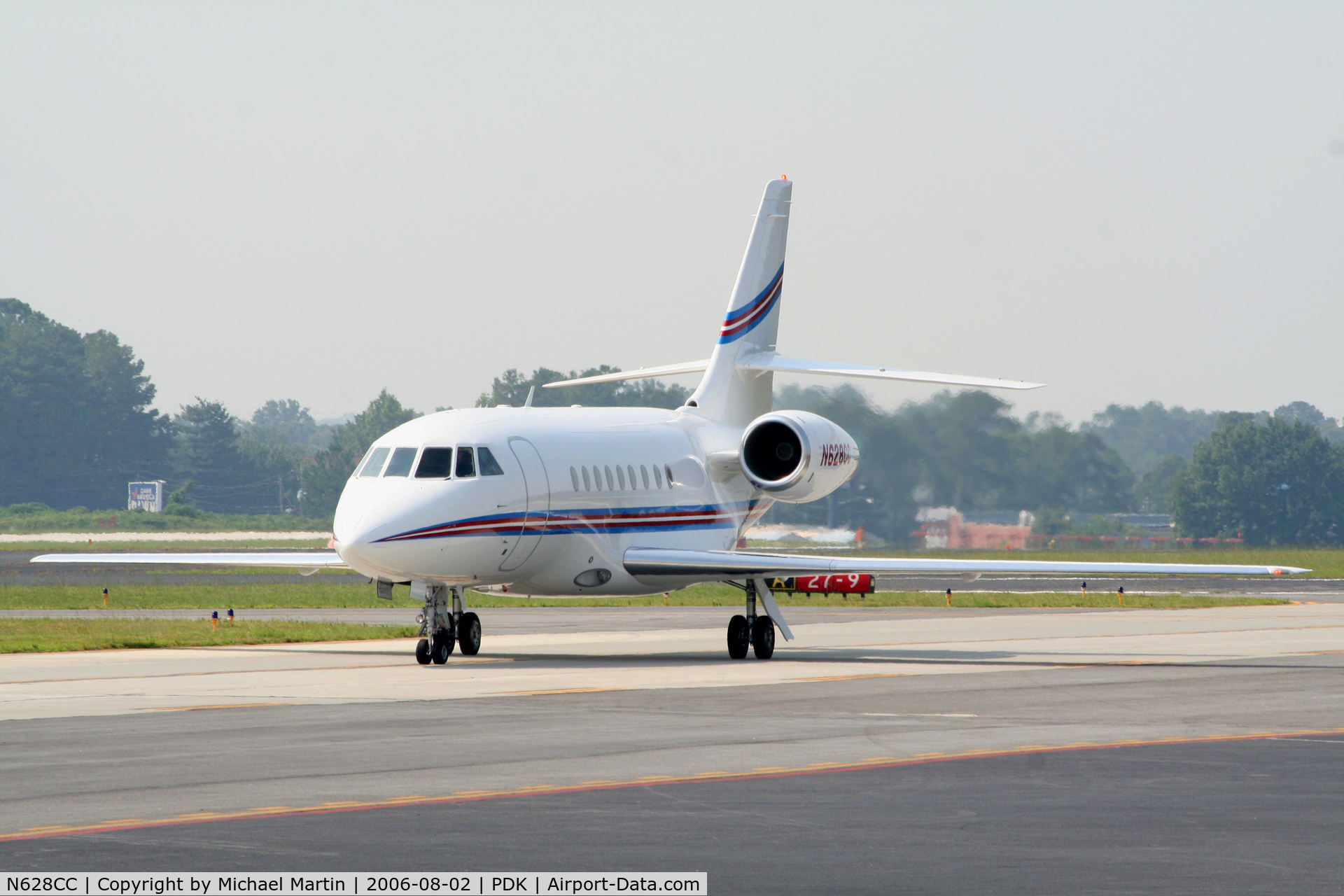 N628CC, 1999 Dassault Falcon 2000 C/N 95, Taxing to Signature Air