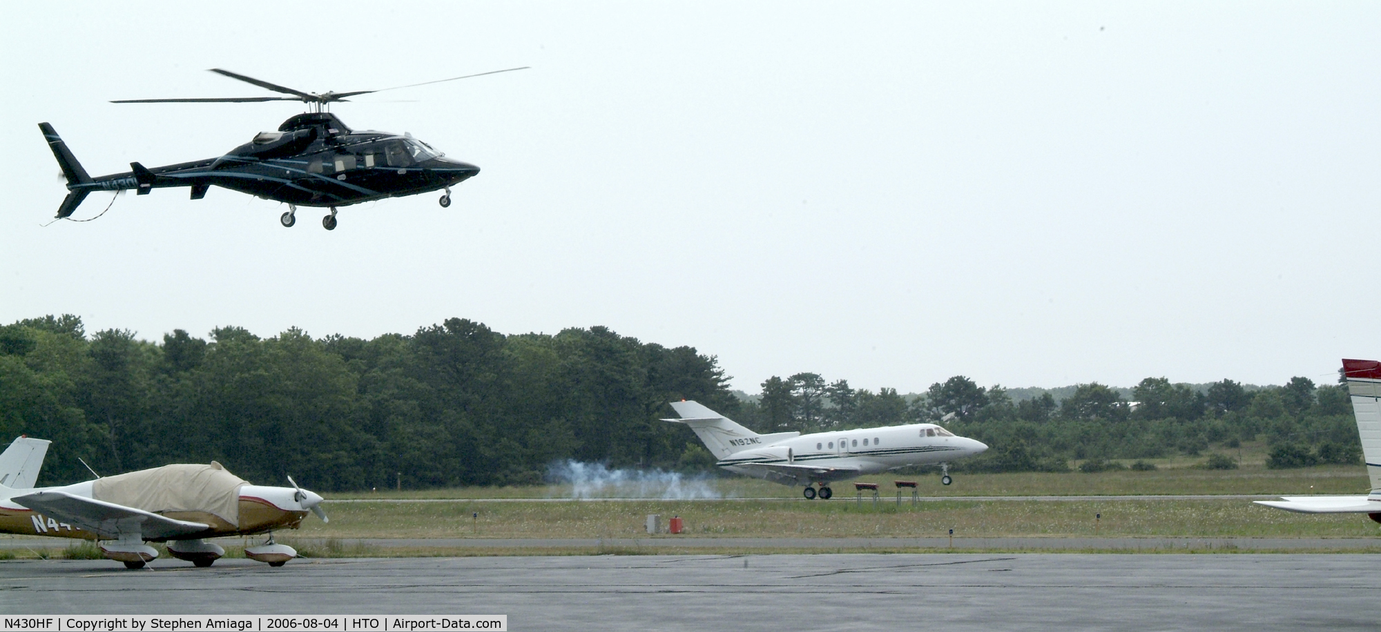 N430HF, 1999 Bell 430 C/N 49052, 192NC and 430 HF arrive simultaneously with their weekend visitors...