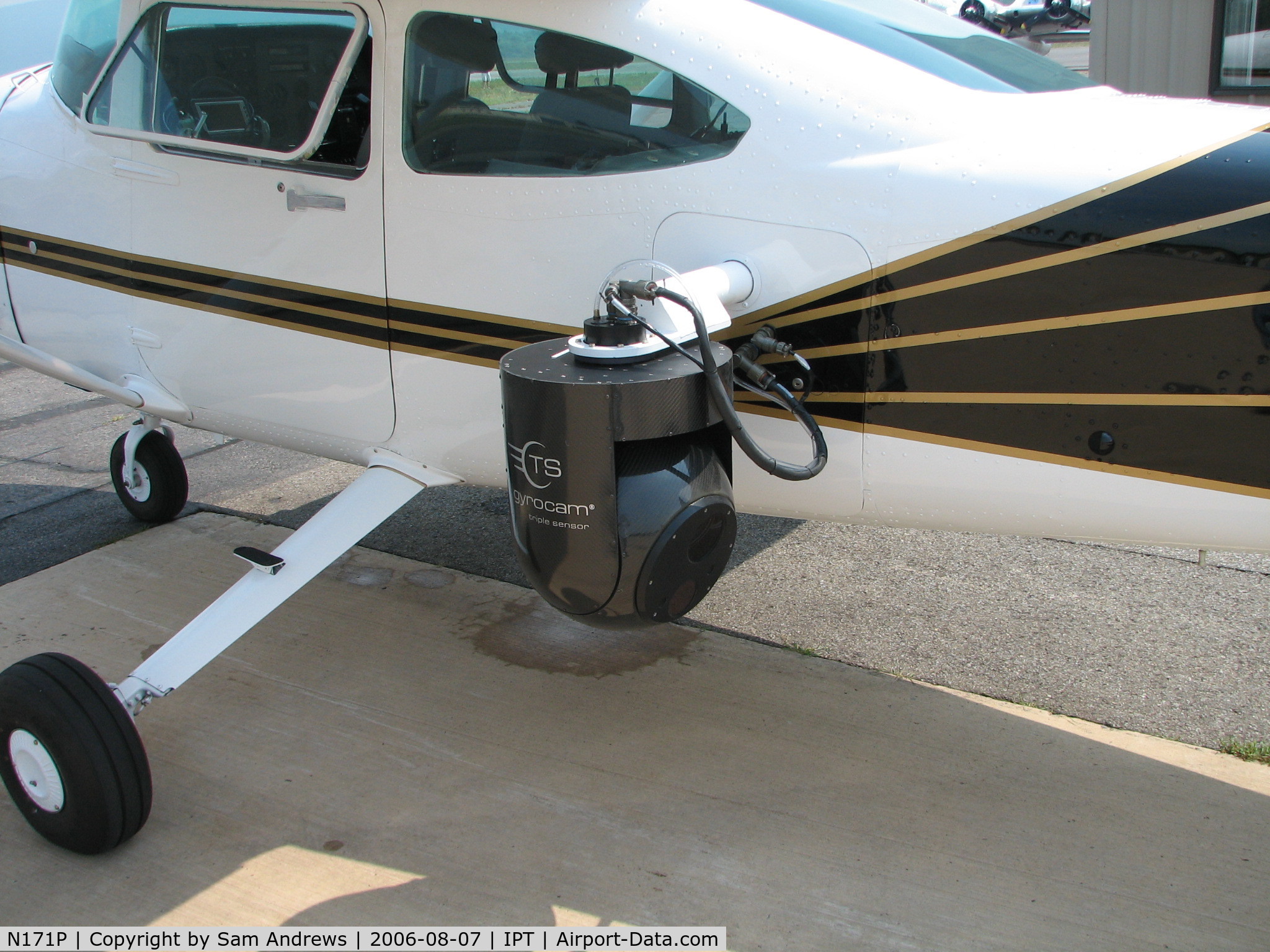 N171P, 1982 Cessna 182R Skylane C/N 182-68147, The gyrocam